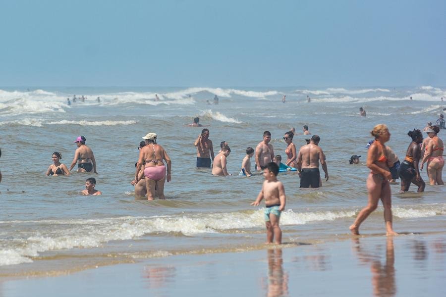 Sem mães d’água e mar limpo: dia perfeito para banho no Litoral Norte