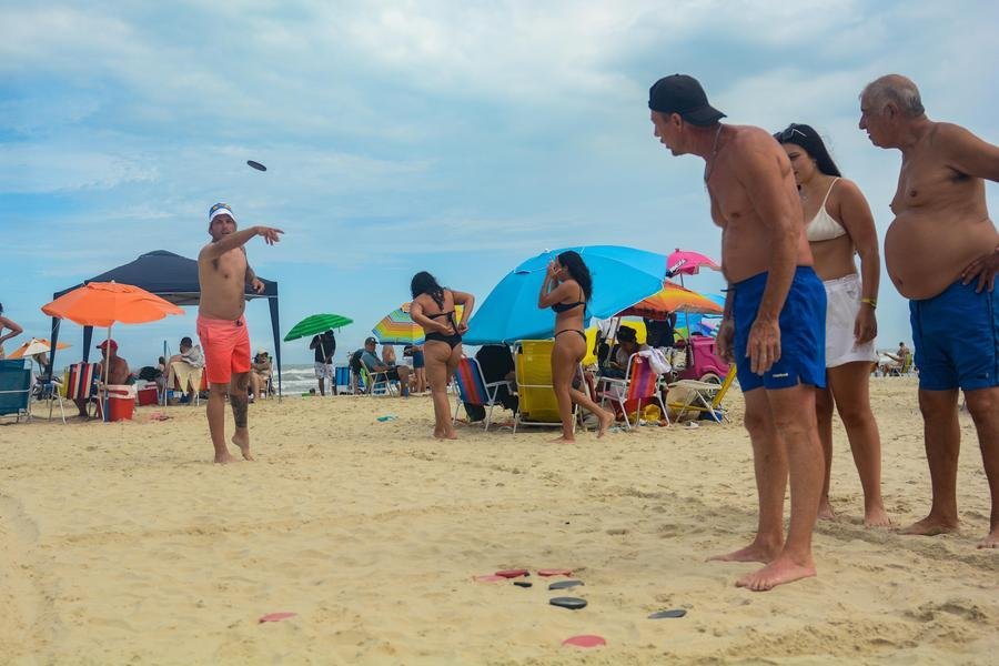 "Tejo" espécie de primo da nossa bocha, faz sucesso nas areias gaúchas