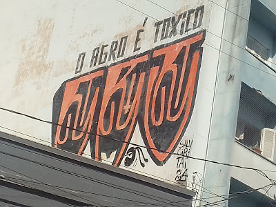 Muro pichado em uma parede na rua João Alfredo, em Porto Alegre.
