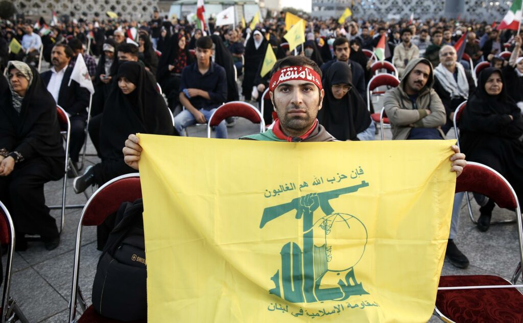 Manifestante exibe uma bandeira do grupo terrorista Hezbollah Foto: EFE/EPA/ABEDIN TAHERKENAREH