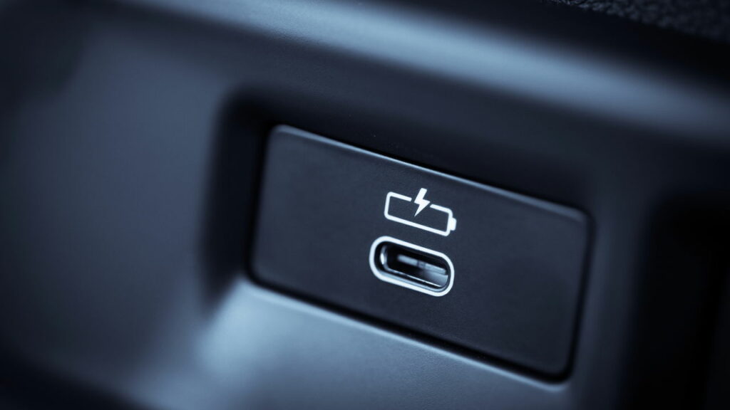 USB-C / Créditos: depositphotos.com / bizoon