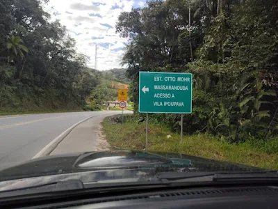 Erro de ortografia em placa de trânsito chama a atenção em estrada de SC – Foto: Divulgação/Rádio 105 FM