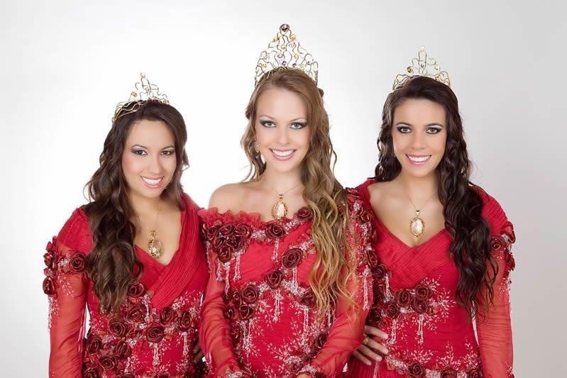 Júlia Guerra foi rainha da Exposol em 2011 ao lado das princesas Christiane Walter Pasetti (esquerda) e Luana Walendorff Sartori (direita) | Foto: Reprpdução/Exposol/CP