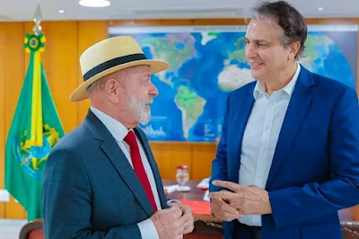 Presidente Lula ao lado do ministro da Educação, Camilo Santana. (Foto: Ricardo Stuckert)