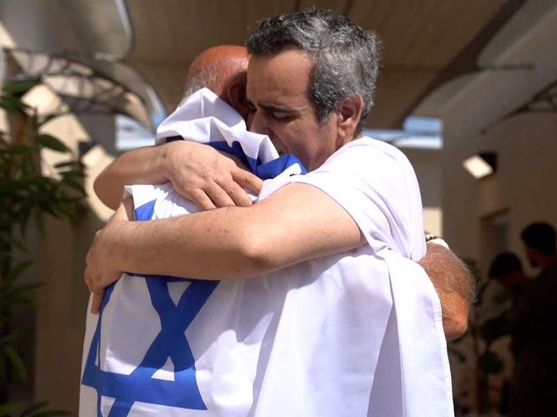 Omri Miran foi um dos reféns libertados Foto : Israeli Army / AFP / CP