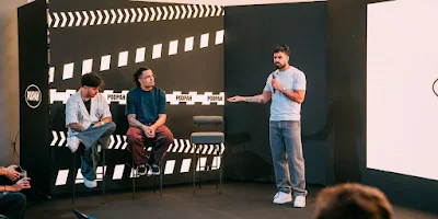 Victor Assis (direita), CEO do Podpah, apresenta planos do grupo ao lado dos apresentadores Igão (centro) e Mítico (esquerda)