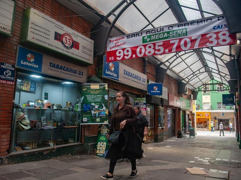 Lotérica que vendeu aposta sorteada exibe faixa em Porto Alegre Foto : Camila Cunha