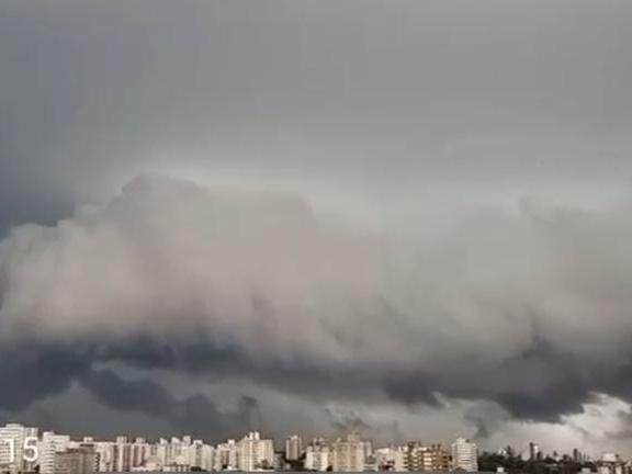Temporal chegou à Porto Alegre no fim da tarde deste domingo, 16 Foto : Reprodução/Glacy Piccinini